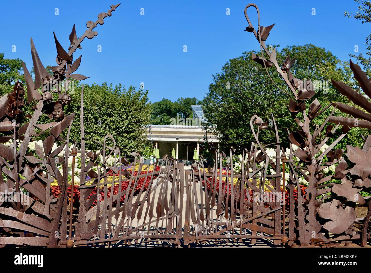 Sculpture de porte kohl par le célèbre sculpteur américain Albert Paley et la terrasse Alleé au Cleveland Botanical Gardens, Cleveland, Ohio Banque D'Images