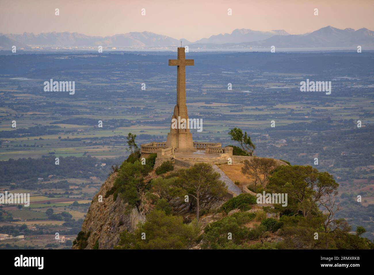 Croix de la Creu des Picot sur la montagne Sant Salvador et la chaîne de montagnes Tramuntana en arrière-plan (Majorque, Îles Baléares, Espagne) Banque D'Images