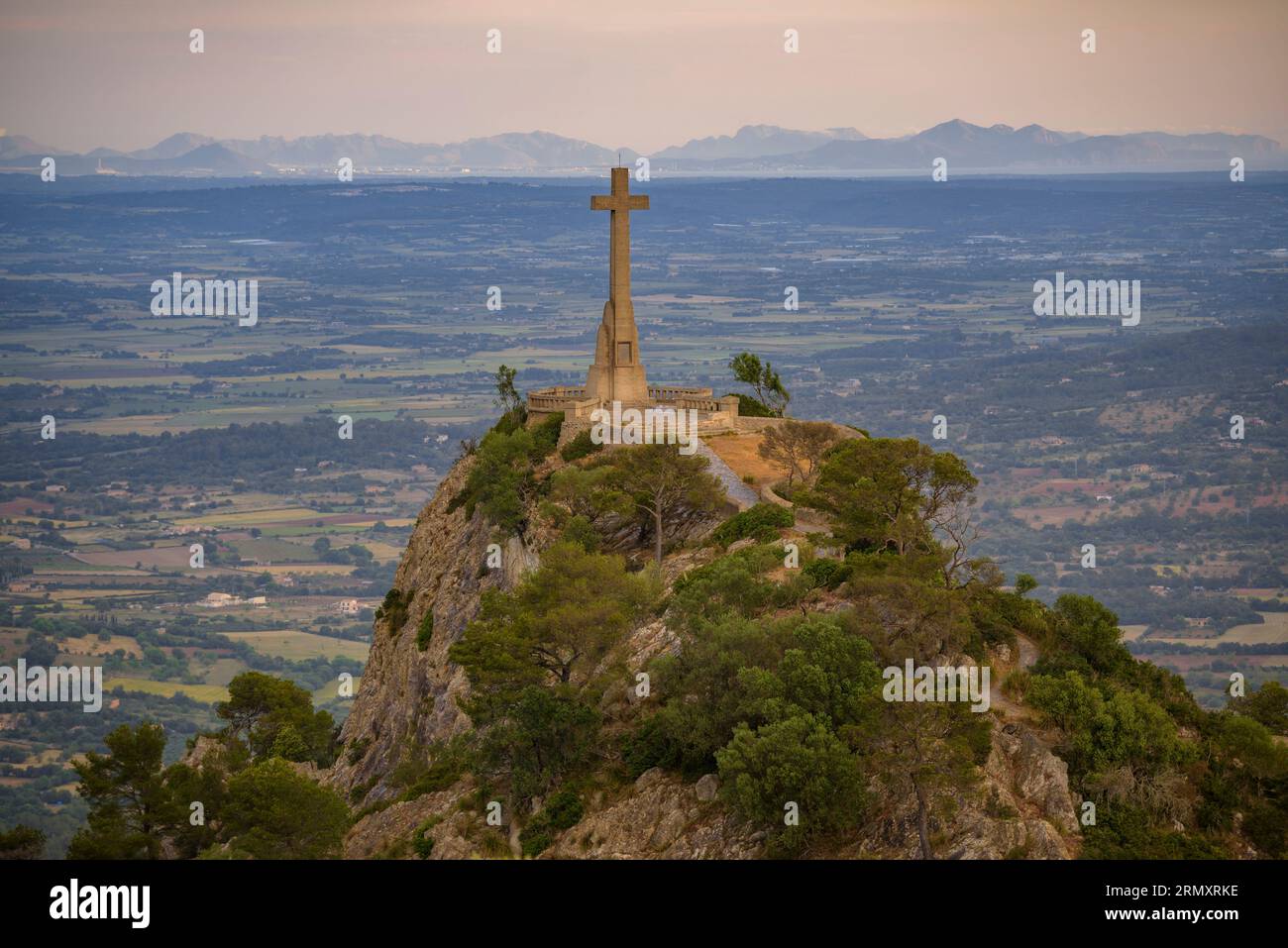 Croix de la Creu des Picot sur la montagne Sant Salvador et la chaîne de montagnes Tramuntana en arrière-plan (Majorque, Îles Baléares, Espagne) Banque D'Images