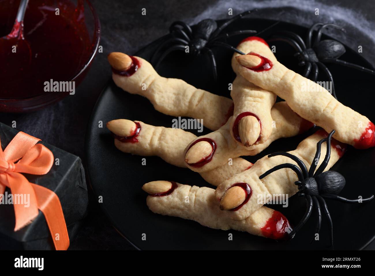 Doigts de sorcière effrayant et effrayant à base de biscuits au sucre avec confiture de framboises et amandes à Halloween. Friandises ou friandises. Classic cookie Witch Fingers prend le dessus Banque D'Images