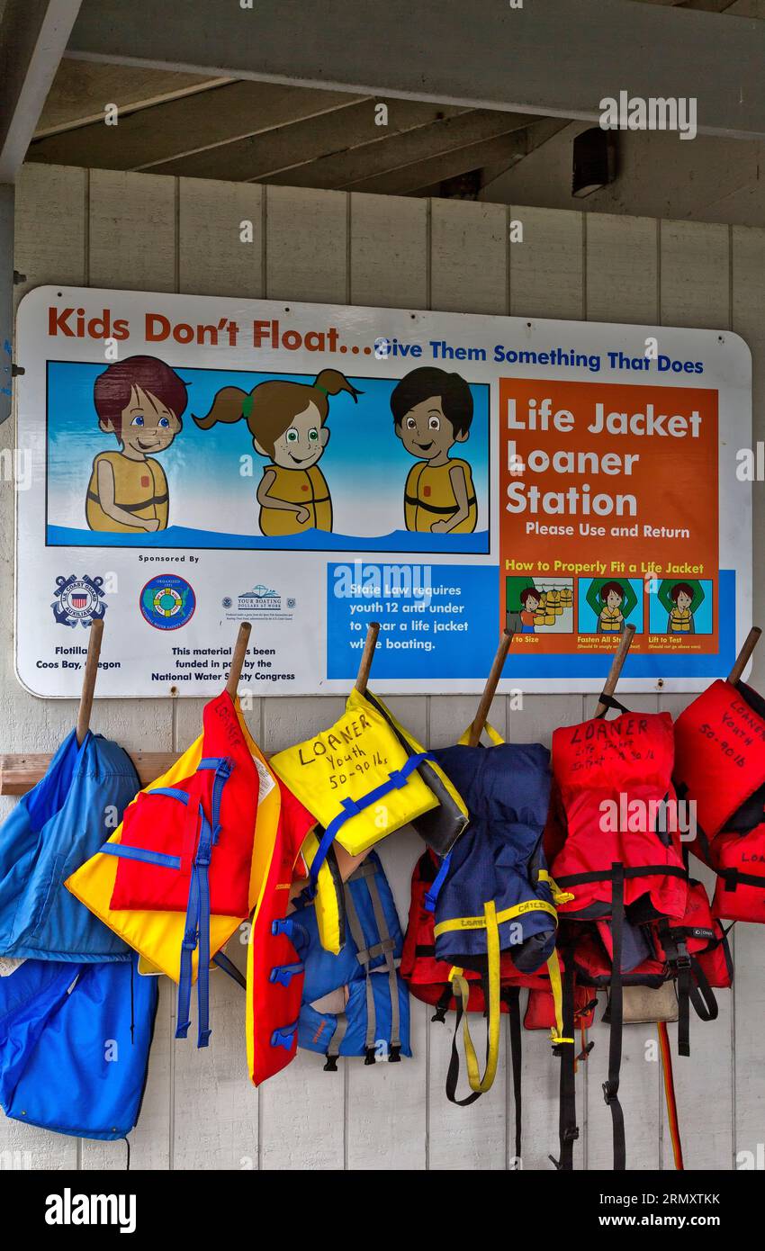 Life Jacket Loaner Station, Charleston Harbor, National Water Safety, la loi de l'État exige que les jeunes de 12 ans et moins portent un gilet de sauvetage lorsqu'ils naviguent. Banque D'Images