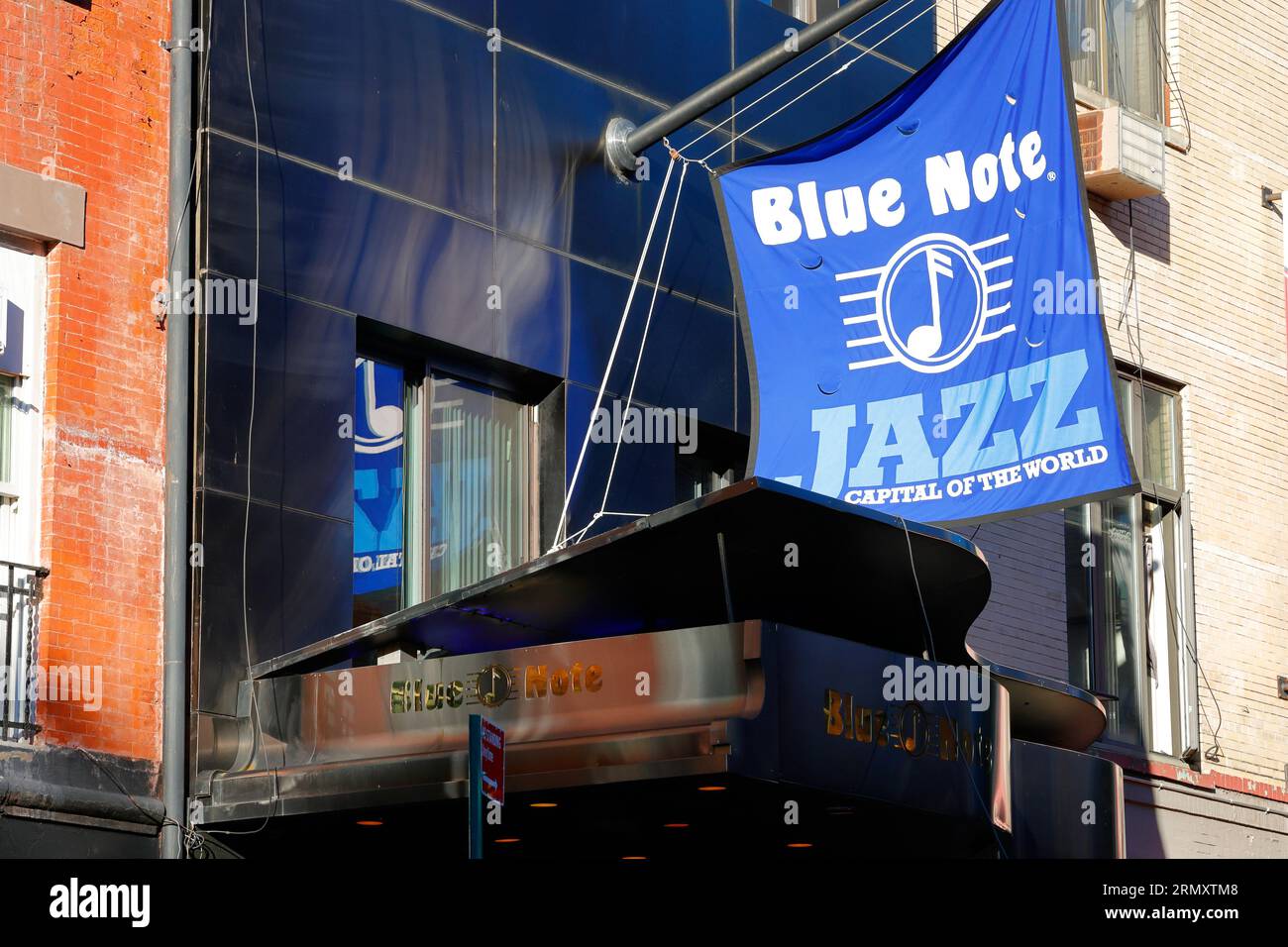 Blue Note Jazz Club, 131 W 3rd St, New York, NYC photo de la vitrine d'une salle de concert dans le quartier de Greenwich Village à Manhattan. Banque D'Images Blue Note Jazz Club, 131 W 3rd St, New York, NYC photo de la vitrine d'une salle de concert dans le quartier de Greenwich Village à Manhattan. Banque D'Images