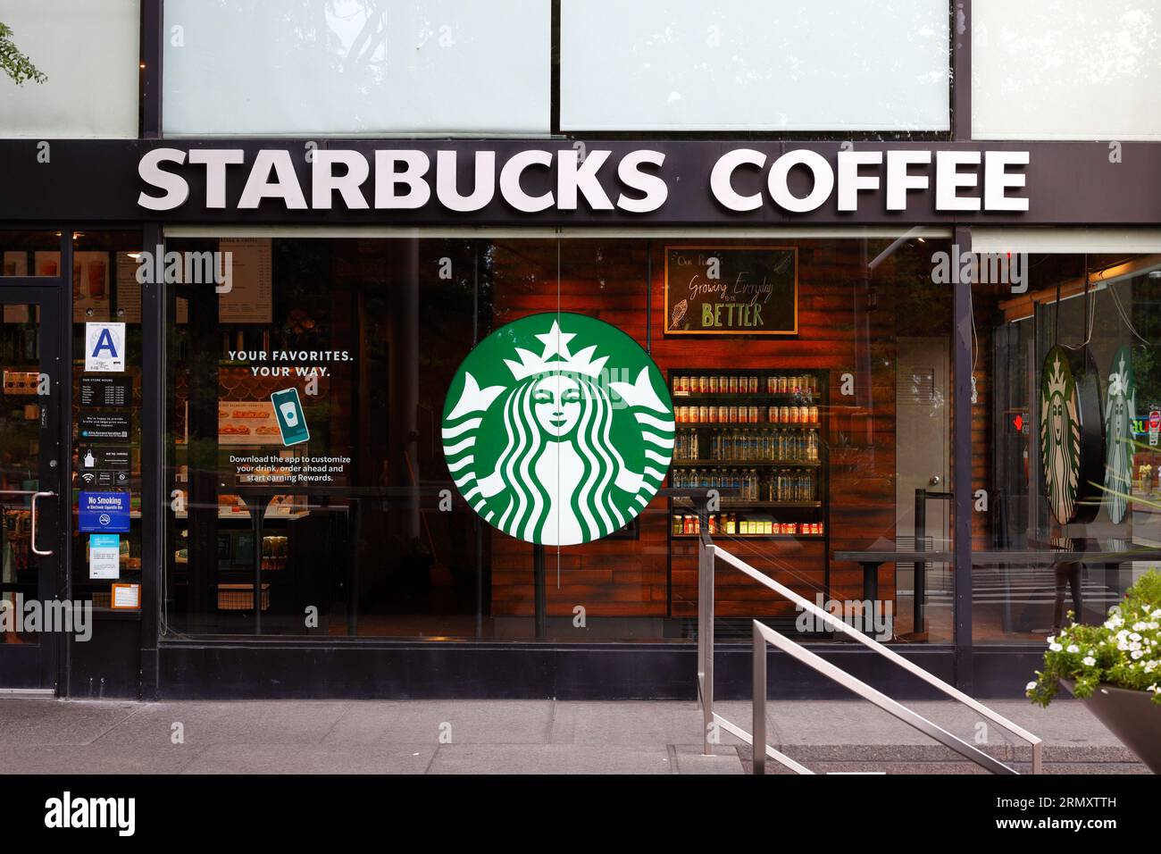 Starbucks Coffee, 1 Battery Park Plaza, New York, NYC photo de la vitrine d'une chaîne de cafés dans le centre-ville de Manhattan. Banque D'Images