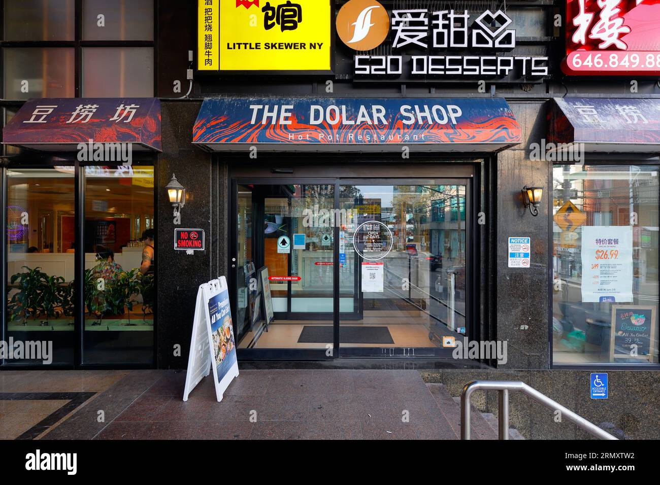 The Dolar Shop 豆撈坊 火锅, 36-36 Prince St, Queens, New York. Photo de la vitrine de New York d'un restaurant chinois hot pot dans Flushing Chinatown. Banque D'Images
