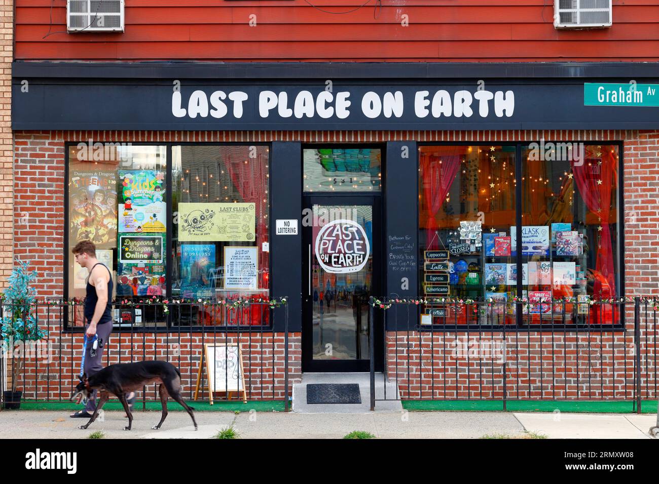 Last place on Earth, 531 Graham Ave, Brooklyn, New York, NYC photo de la vitrine d'un magasin de jeux de société dans le quartier Greenpoint. Banque D'Images