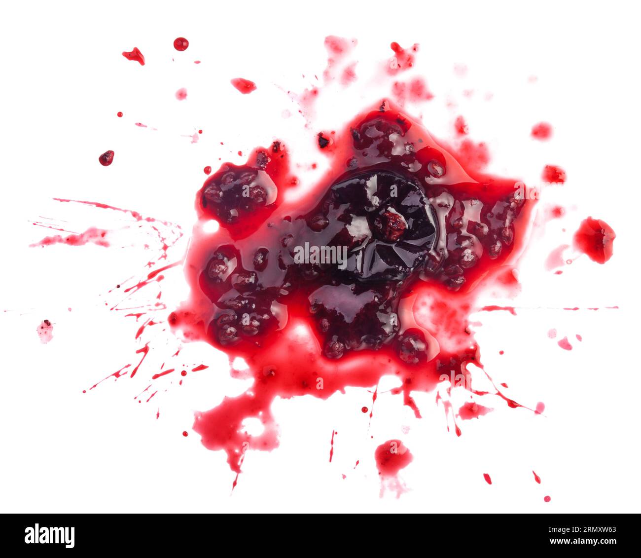 Baies de cassis cassées isolées sur fond blanc Banque D'Images