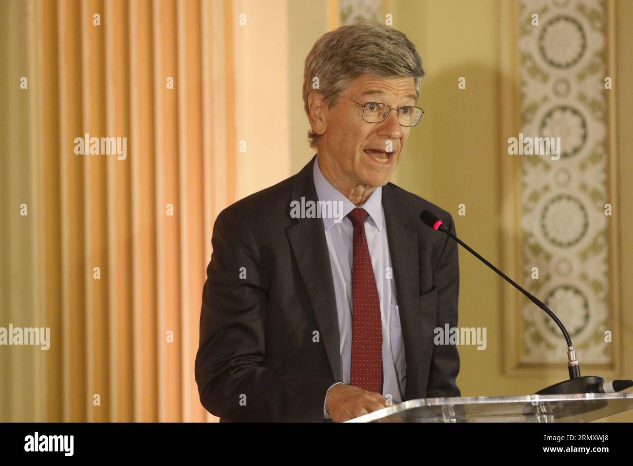 Économiste Jeffrey Sachs portrait de professeur à l'Université Columbia et spécialiste du développement durable, lors du séminaire Global Order for Tomorow Banque D'Images Économiste Jeffrey Sachs portrait de professeur à l'Université Columbia et spécialiste du développement durable, lors du séminaire Global Order for Tomorow Banque D'Images
