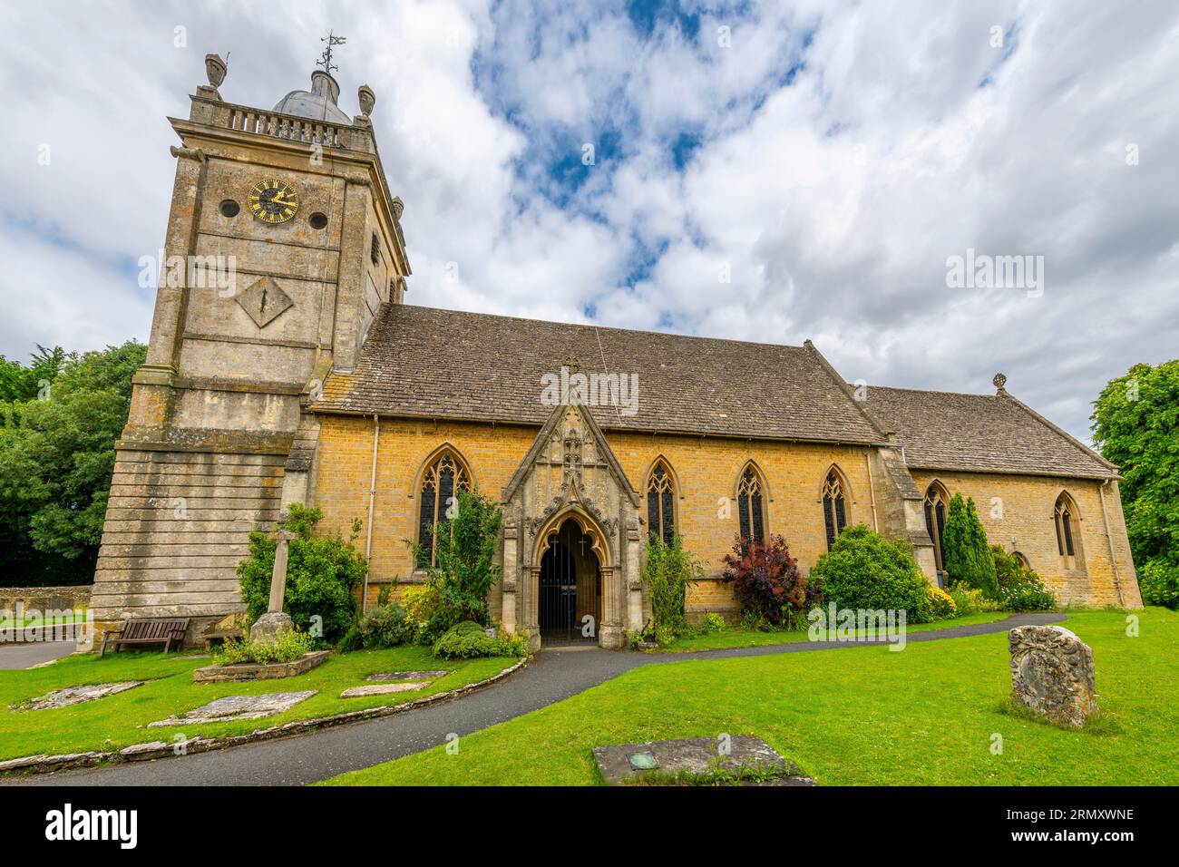 Église anglicane Saint-Laurent du 12e siècle dans le village pittoresque de Bourton-on-the-Hill dans le Cotswold District du Gloucestershire, en Angleterre. Banque D'Images