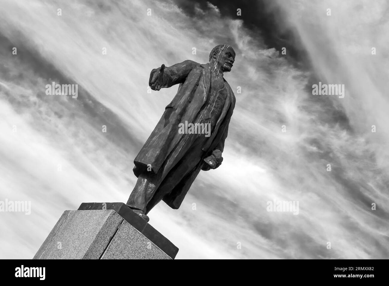 Ryazan, Russie - 27 août 2023 : Monument à Vladimir Lénine contre le ciel. Angle néerlandais, image en noir et blanc Banque D'Images