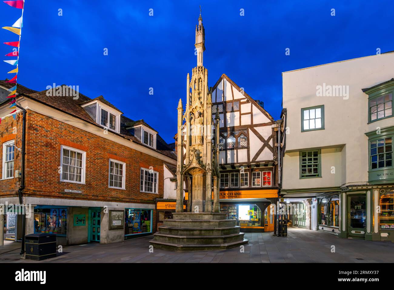 Vue en soirée du monument médiéval Buttercross à Market Square et High Street dans la ville historique de Winchester, Royaume-Uni. Banque D'Images