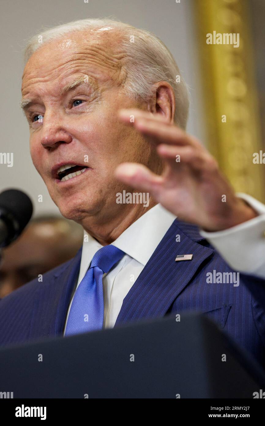 Washington, États-Unis. 30 août 2023. Le président Joe Biden prononce un discours dans la salle Roosevelt à la Maison Blanche le 29 août 2023 à Washington, DC le président Biden aborde la réponse du gouvernement fédéral aux récents incendies de forêt à Maui, Hawaii, et à l'ouragan Idalia après avoir touché terre en Floride (photo de Samuel Corum/Pool/ABACAPRESS.COM) crédit : Abaca Press/Alamy Live News Banque D'Images