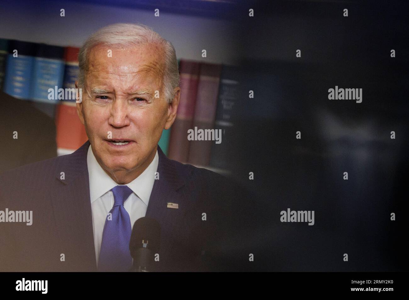 Washington, États-Unis. 30 août 2023. Le président Joe Biden prononce un discours dans la salle Roosevelt à la Maison Blanche le 29 août 2023 à Washington, DC le président Biden aborde la réponse du gouvernement fédéral aux récents incendies de forêt à Maui, Hawaii, et à l'ouragan Idalia après avoir touché terre en Floride (photo de Samuel Corum/Pool/ABACAPRESS.COM) crédit : Abaca Press/Alamy Live News Banque D'Images