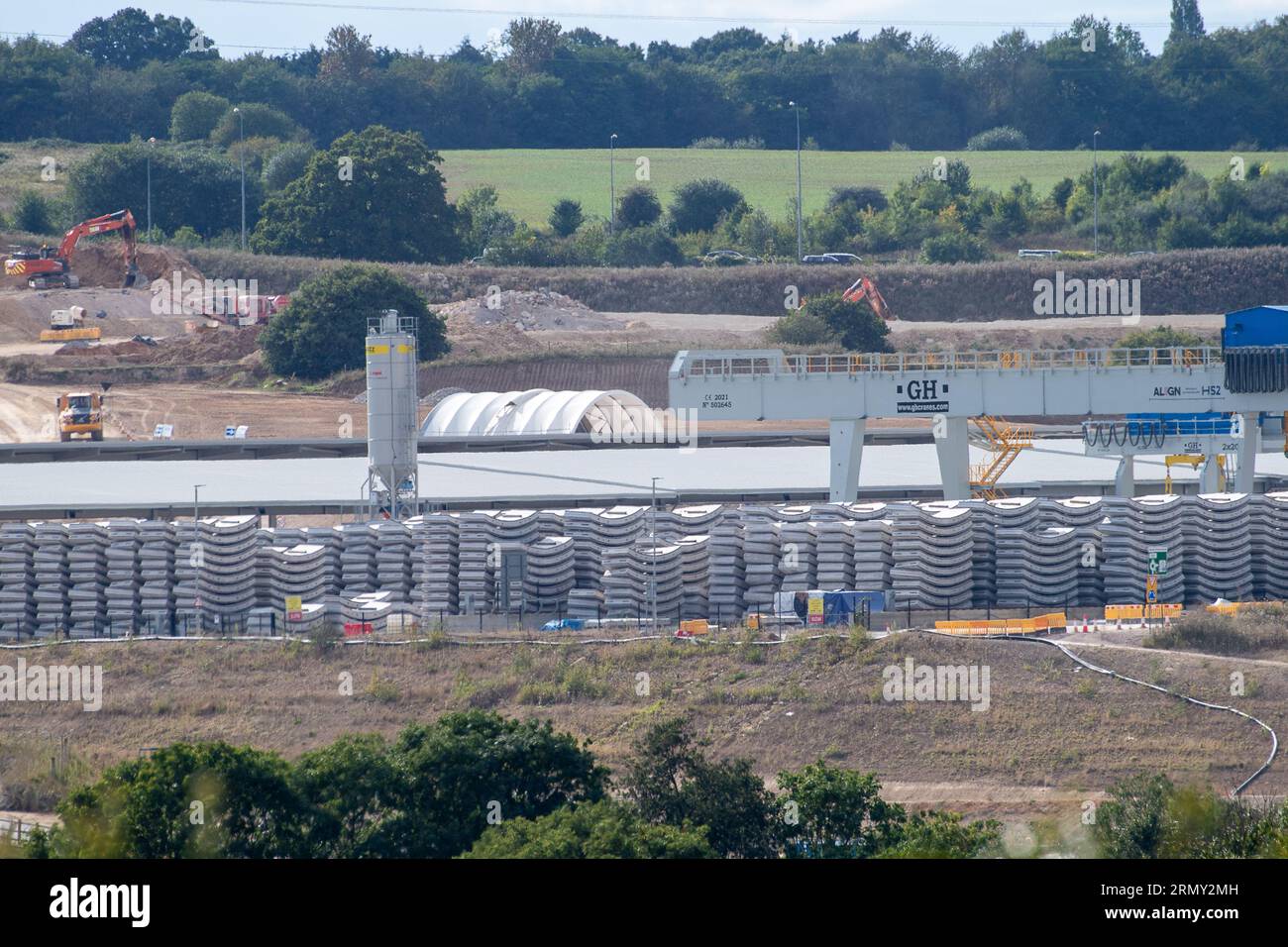 West Hyde, Hertfordshire, Royaume-Uni. 30 août 2023. Segments pour le viaduc HS2 Chiltern. Le site de train à grande vitesse HS2 à West Hyde dans le Hertfordshire. Le site comprend une Viaduct Precast Factory où HS2 réalise les segments de tunnel et de viaduc pour le rail HS2. L'ancienne campagne occupée par HS2 est aujourd'hui méconnaissable. La construction du HS2 Euston Terminus a été arrêtée pendant deux ans. Le coût du train à grande vitesse 2 de Londres à Birmingham continue d'être largement supérieur au budget et en retard sur le calendrier. Crédit : Maureen McLean/Alamy Live News Banque D'Images