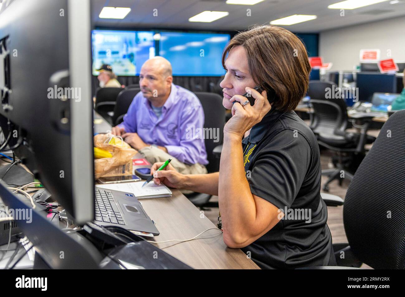 Atlanta, États-Unis. 30 août 2023. Le personnel de la Federal Emergency Management Agency travaille les téléphones au centre d'intervention d'urgence de l'ouragan Idalia, le 30 août 2023 à Atlanta, en Géorgie. Crédit : Steven Zumwalt/FEMA/Alamy Live News Banque D'Images