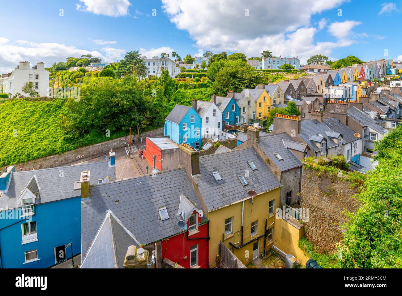 Le pittoresque et coloré Deck of Cards, une rangée de maisons de ville peintes de couleurs vives, vu du parc Garden of Reflection à Cobh, en Irlande. Banque D'Images