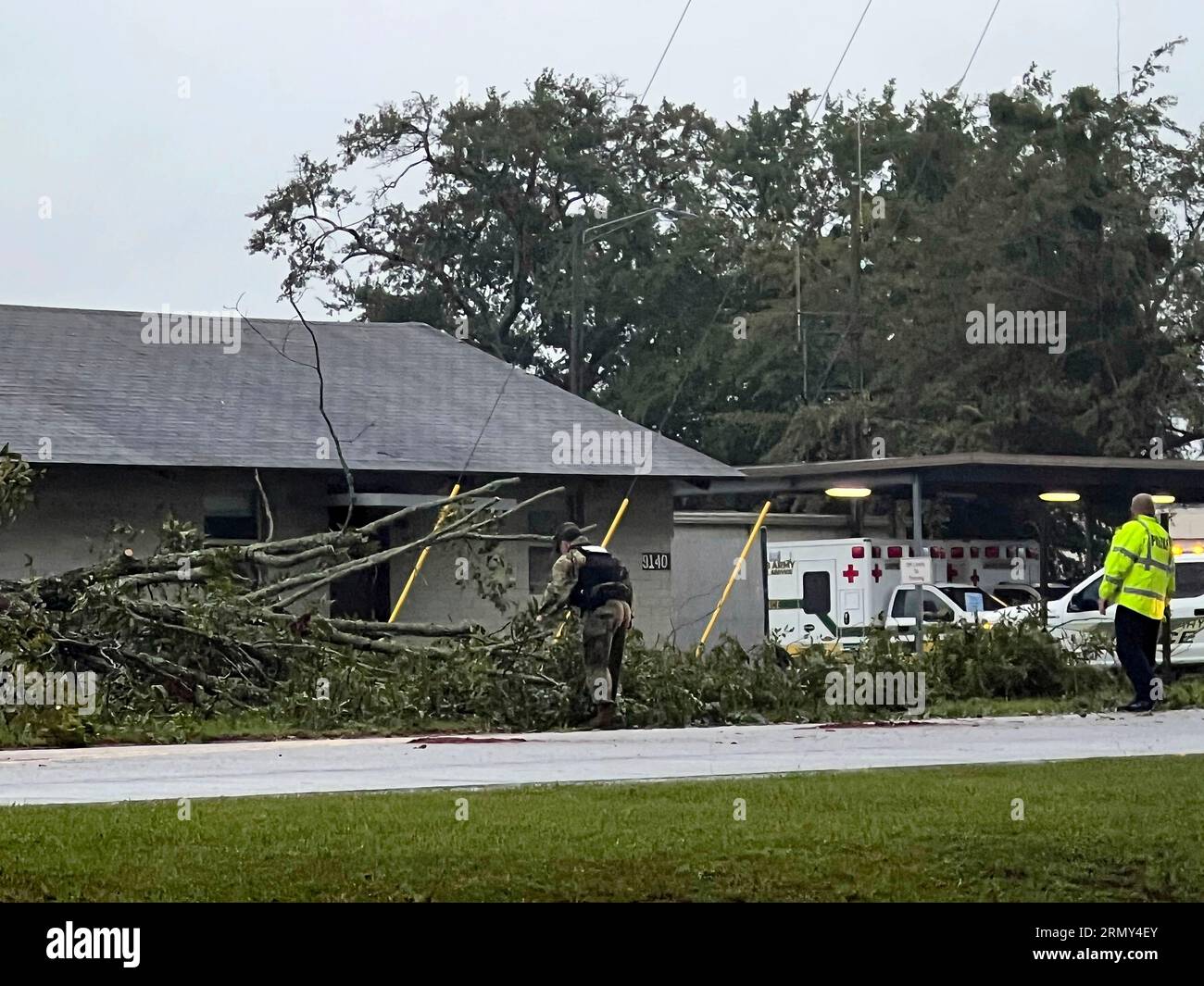 Hinesville, États-Unis. 30 août 2023. La police militaire et le personnel d'urgence travaillent pour nettoyer un arbre tombé et des débris de l'hôpital communautaire de l'armée de Winn causés par l'ouragan Idalia à l'armée américaine fort Stewart, le 30 août 2023 à Hinesville, en Géorgie. Crédit : Gustave Rehnstrom/US Army/Alamy Live News Banque D'Images