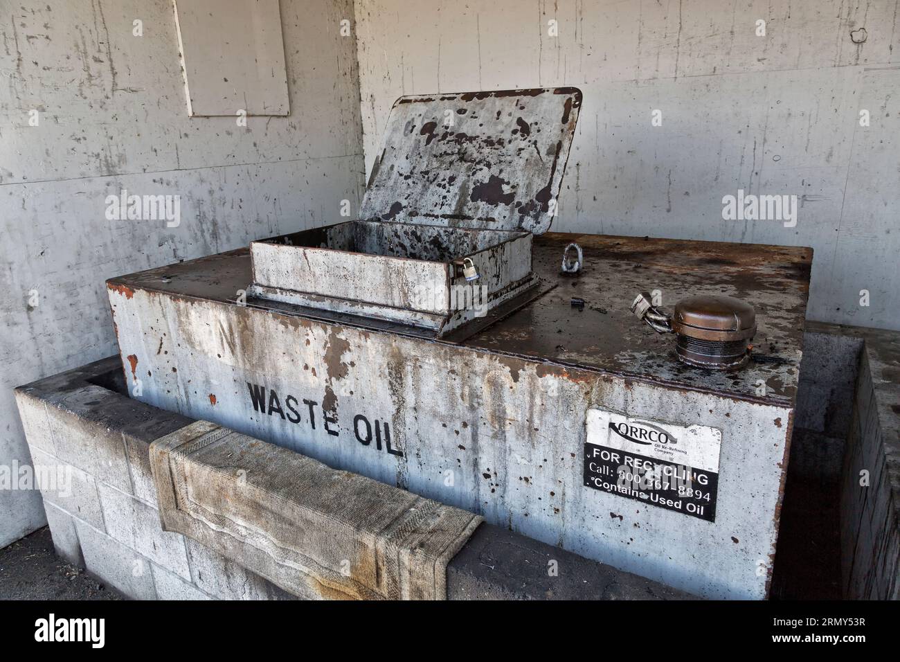 Conteneur, contenant des huiles moteur « marines » usagées à recycler, port de plaisance, Oregon. Banque D'Images