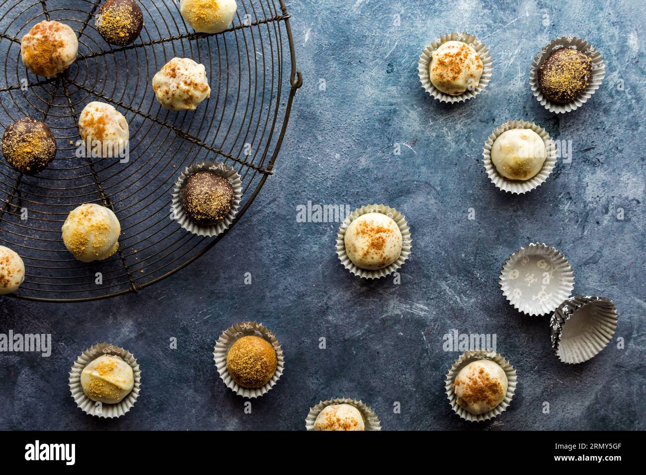 Truffes aux épices à la citrouille sur une grille de refroidissement et dans des gobelets en papier. Banque D'Images