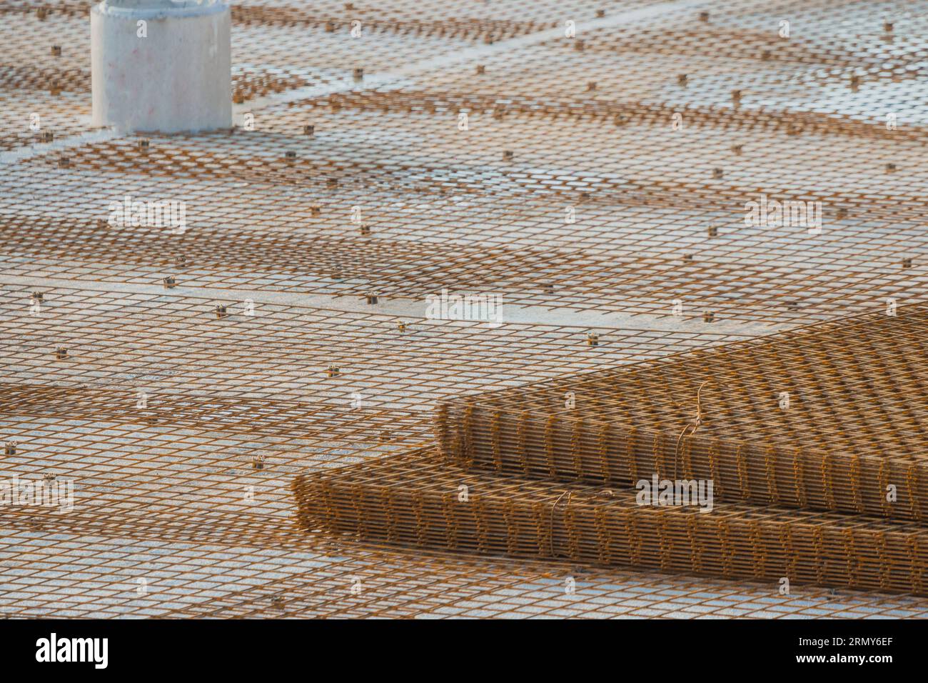 Toile de barre d'armature métallique ou acier d'armature vu sur un chantier de construction, grande plaque de béton est sur le point d'être faite, barre d'armature en acier pour le support et la résistance Banque D'Images