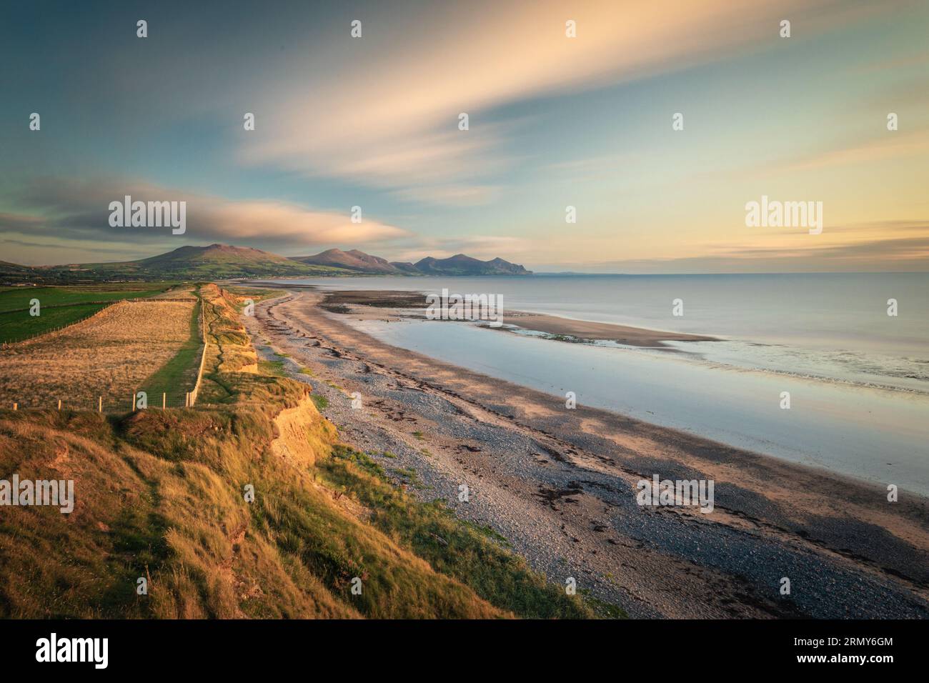 Dinas Dinlle vue vers yr eIFL (les rivaux) sur la péninsule de Llyn, pays de Galles Banque D'Images