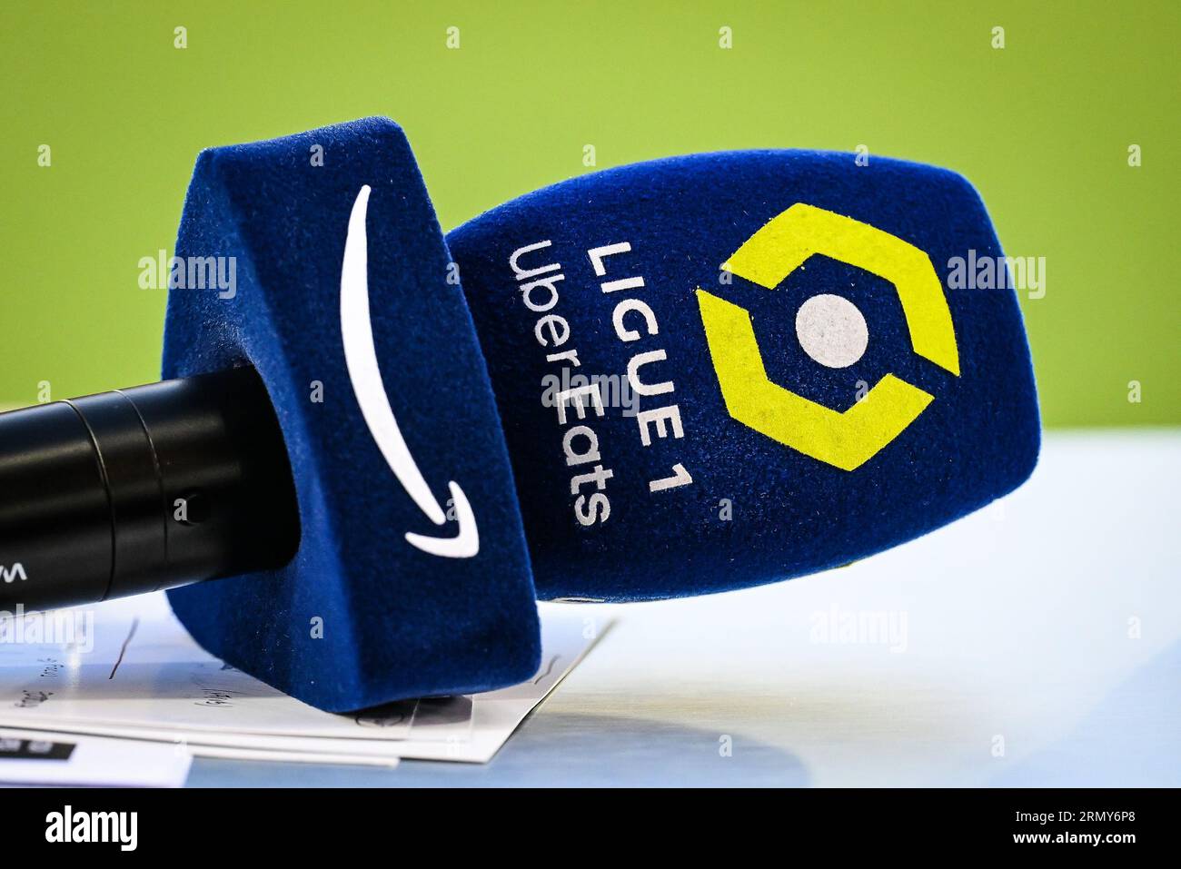 Lens, France. 20 août 2023. Microphone Amazon Prime Video lors du match de football de championnat de France de Ligue 1 entre le RC Lens et le Stade Rennais (Rennes) le 20 août 2023 au stade Bollaert-Delelis de Lens, France - photo Matthieu Mirville/DPPI crédit : DPPI Media/Alamy Live News Banque D'Images