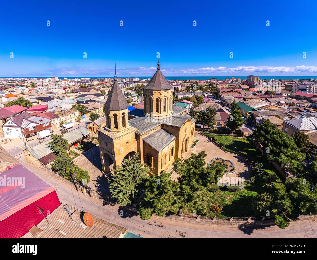 Vue aérienne de la vieille ville de Derbent, de la mer caspienne et de l'église arménienne du Saint Sauveur Surb Amenaprkich. Maintenant Musée du tapis et de la décoration et Un Banque D'Images