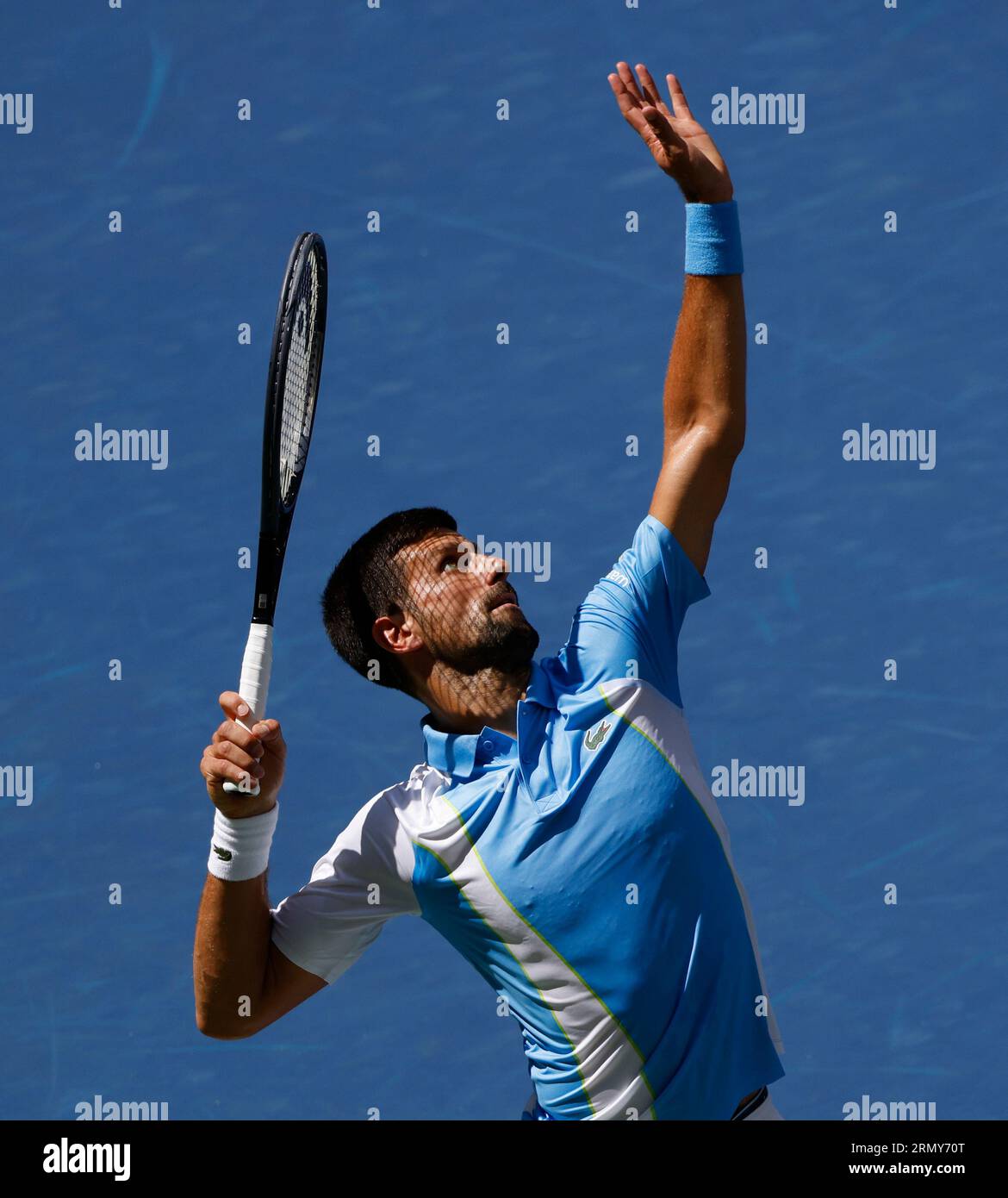 Flushing Meadow, United a déclaré. 30 août 2023. Novak Djokovic de Serbie sert à Bernabe.Zapata Miralles d'Espagne dans leur match de deuxième tour au stade Arthur Ashe aux Championnats américains Open de tennis 2023 au USTA Billie Jean King National tennis Center le mercredi 30 août 2023 à New York. Djokovic a battu Zapata Miralles en sets consécutifs pour passer au 3e tour. Photo de John Angelillo/UPI crédit : UPI/Alamy Live News Banque D'Images