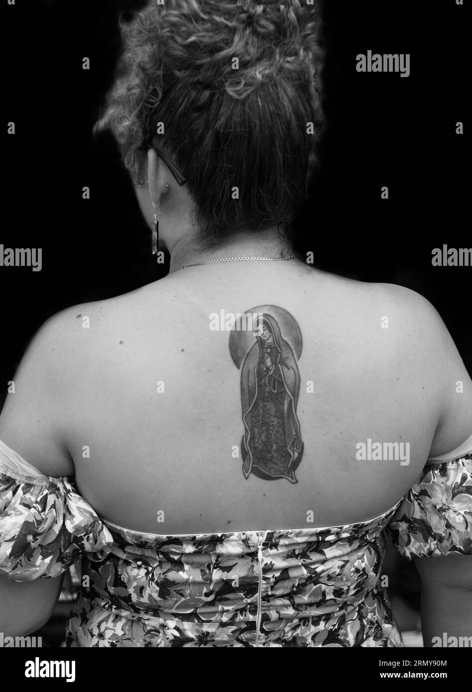 Une femme avec un tatouage de notre Dame de Guadalupe sur son dos à Santa Fe, Nouveau Mexique. Banque D'Images