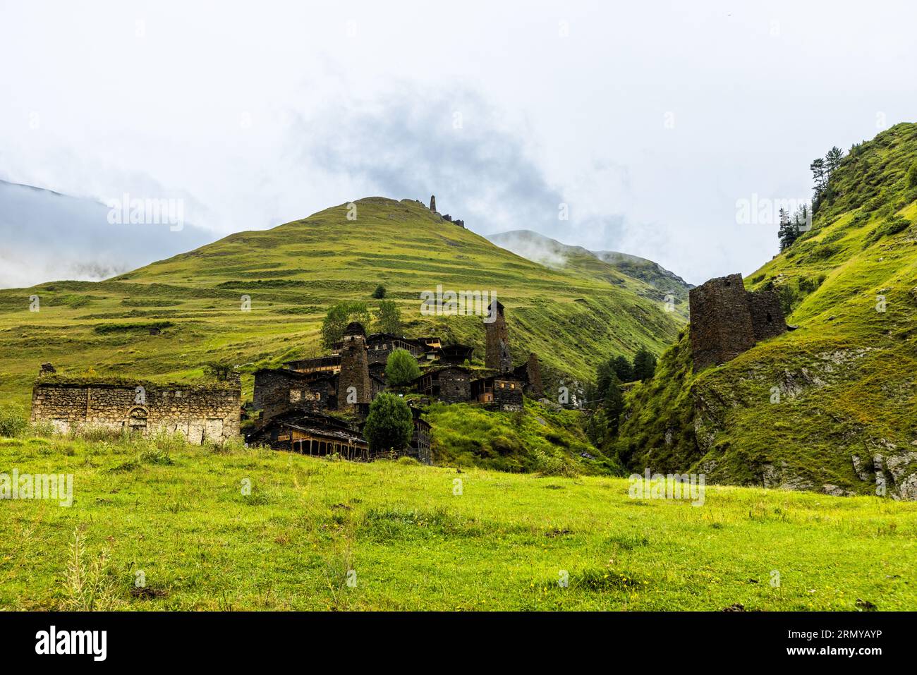 Le village fortifié tushétien Dartlo, Géorgie Banque D'Images