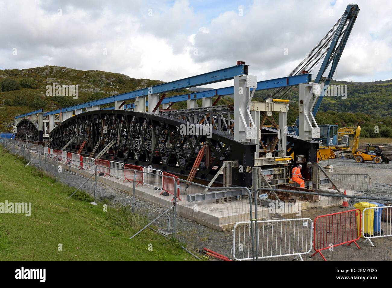 Barmouth, pays de Galles, Royaume-Uni. 30 août 2023. Network Rail prépare les derniers préparatifs pour le remplacement des deux sections principales du pont ferroviaire de Barmouth, vieux de 155 ans, sur la ligne Cambrian dans l'ouest du pays de Galles. Le pont classé Grade II* sera fermé à toute circulation, y compris aux piétons, pendant deux mois à la fin de cette semaine, tandis que les nouvelles sections de pont de 180 tonnes seront mises en place au-dessus du pont existant et que l’ancien pont sera coupé et enlevé. Les travaux de remplacement sont l'aboutissement d'un projet de 3 ans de 30 millions de livres sterling pour restaurer la structure G.P. Essex/Alamy Live News Banque D'Images