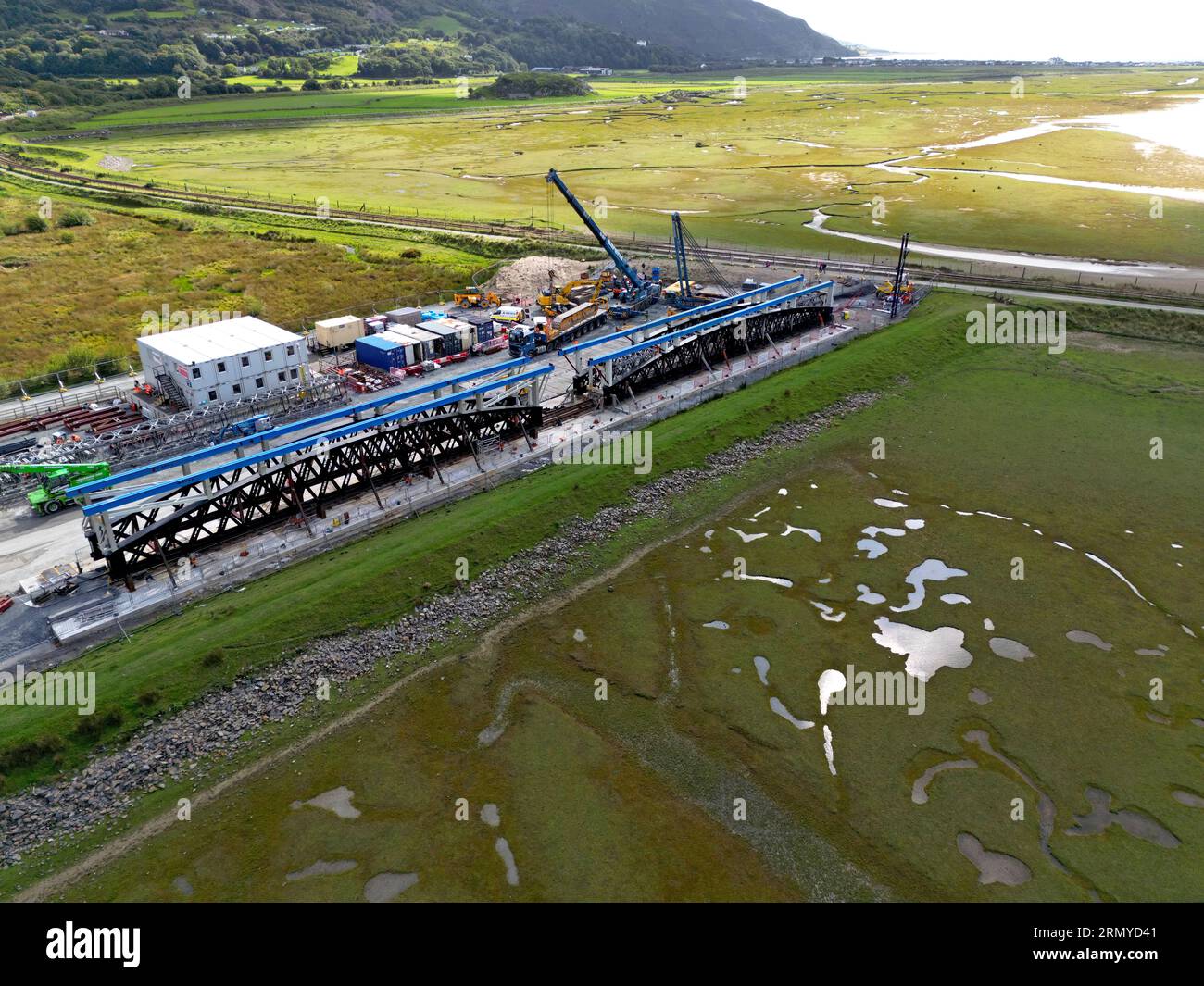 Barmouth, pays de Galles, Royaume-Uni. 30 août 2023. Network Rail prépare les derniers préparatifs pour le remplacement des deux sections principales du pont ferroviaire de Barmouth, vieux de 155 ans, sur la ligne Cambrian dans l'ouest du pays de Galles. Le pont classé Grade II* sera fermé à toute circulation, y compris aux piétons, pendant deux mois à la fin de cette semaine, tandis que les nouvelles sections de pont de 180 tonnes seront mises en place au-dessus du pont existant et que l’ancien pont sera coupé et enlevé. Les travaux de remplacement sont l'aboutissement d'un projet de 3 ans de 30 millions de livres sterling pour restaurer la structure G.P. Essex/Alamy Live News Banque D'Images