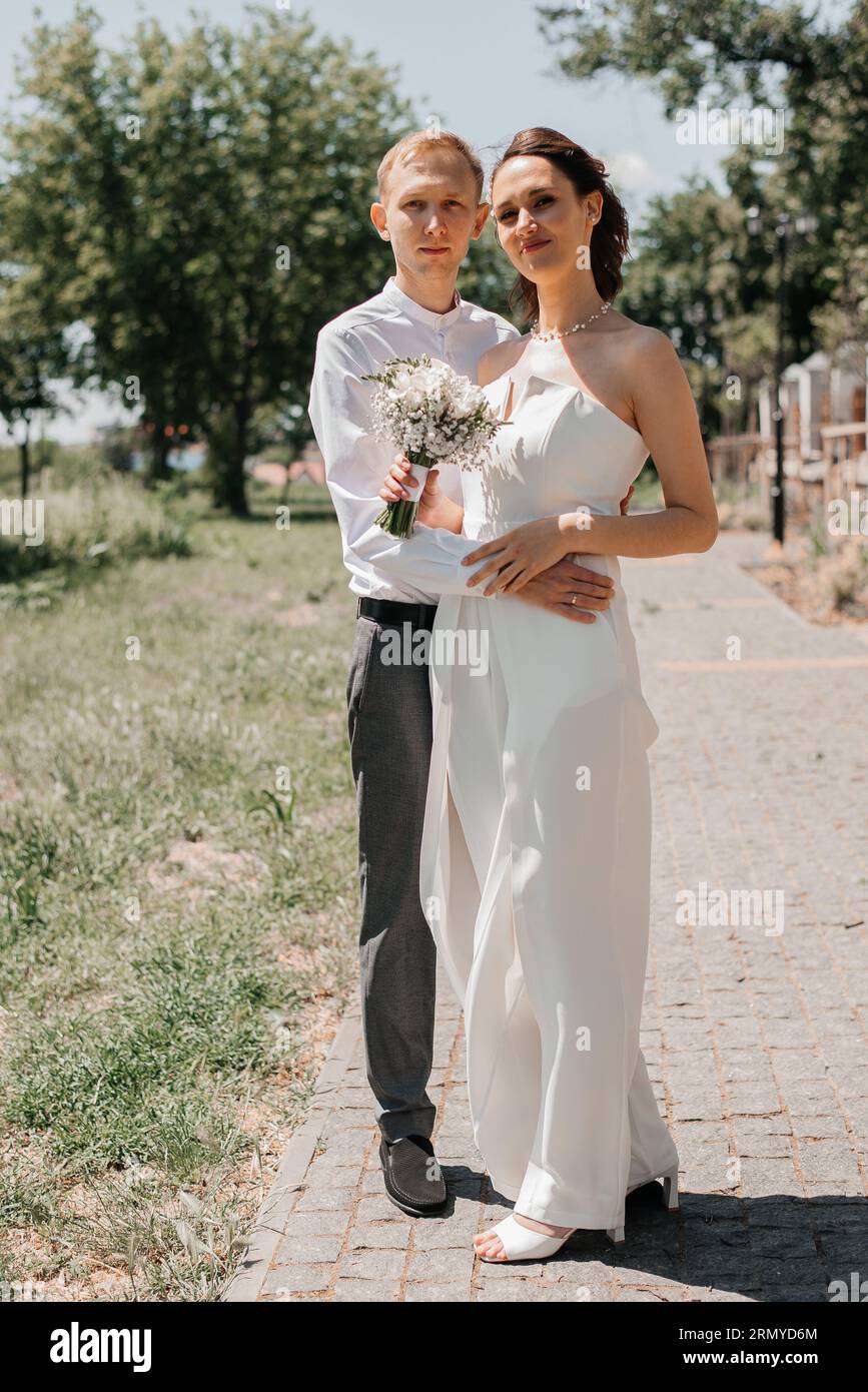 Jeune couple de mariage sur leur mariage Banque D'Images Jeune couple de mariage sur leur mariage Banque D'Images
