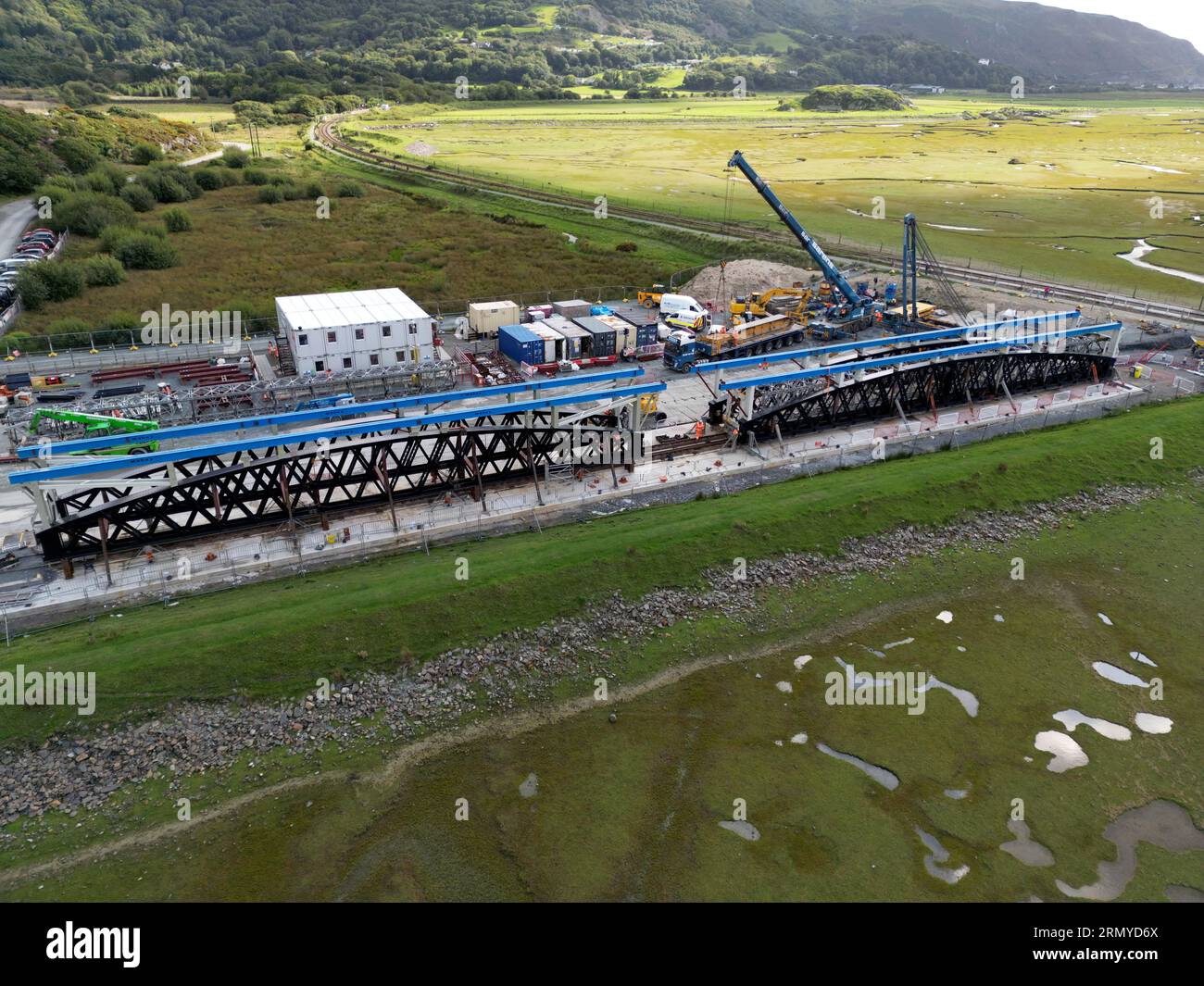 Barmouth, pays de Galles, Royaume-Uni. 30 août 2023. Network Rail prépare les derniers préparatifs pour le remplacement des deux sections principales du pont ferroviaire de Barmouth, vieux de 155 ans, sur la ligne Cambrian dans l'ouest du pays de Galles. Le pont classé Grade II* sera fermé à toute circulation, y compris aux piétons, pendant deux mois à la fin de cette semaine, tandis que les nouvelles sections de pont de 180 tonnes seront mises en place au-dessus du pont existant et que l’ancien pont sera coupé et enlevé. Les travaux de remplacement sont l'aboutissement d'un projet de 3 ans de 30 millions de livres sterling pour restaurer la structure G.P. Essex/Alamy Live News Banque D'Images