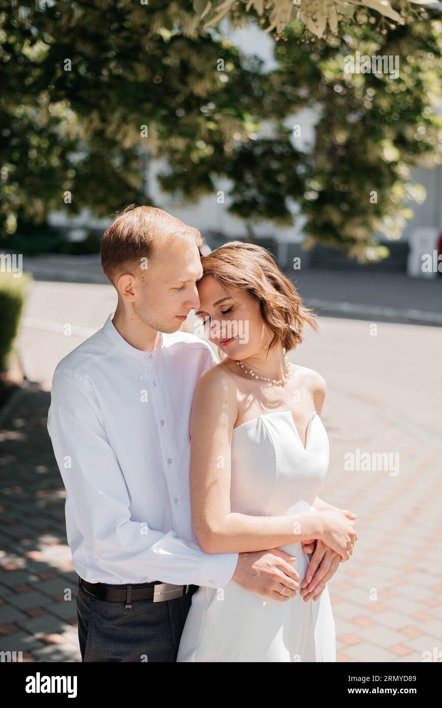 Jeune couple de mariage sur leur mariage Banque D'Images Jeune couple de mariage sur leur mariage Banque D'Images