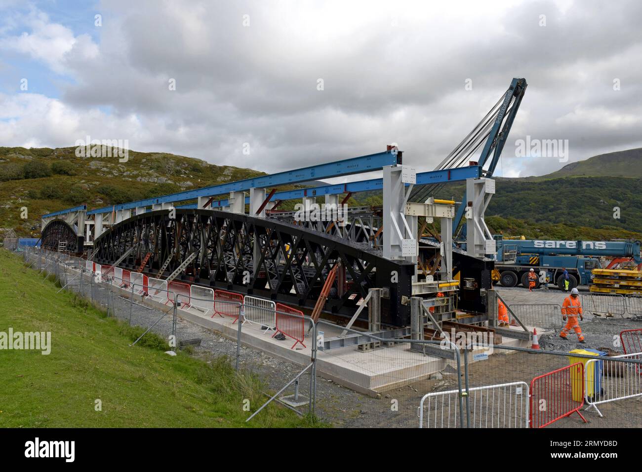 Barmouth, pays de Galles, Royaume-Uni. 30 août 2023. Network Rail prépare les derniers préparatifs pour le remplacement des deux sections principales du pont ferroviaire de Barmouth, vieux de 155 ans, sur la ligne Cambrian dans l'ouest du pays de Galles. Le pont classé Grade II* sera fermé à toute circulation, y compris aux piétons, pendant deux mois à la fin de cette semaine, tandis que les nouvelles sections de pont de 180 tonnes seront mises en place au-dessus du pont existant et que l’ancien pont sera coupé et enlevé. Les travaux de remplacement sont l'aboutissement d'un projet de 3 ans de 30 millions de livres sterling pour restaurer la structure G.P. Essex/Alamy Live News Banque D'Images