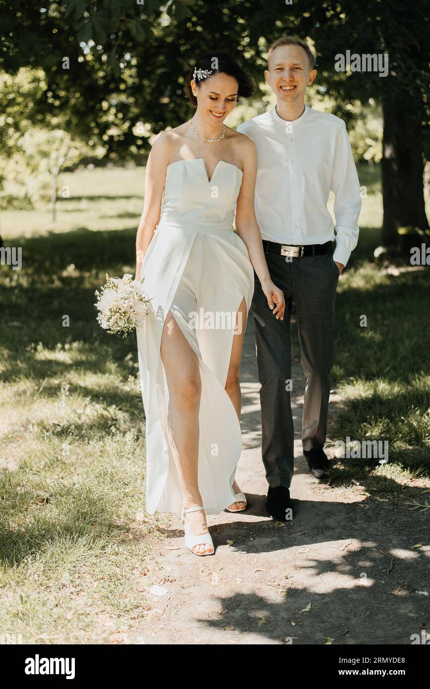 Jeune couple de mariage sur leur mariage Banque D'Images Jeune couple de mariage sur leur mariage Banque D'Images