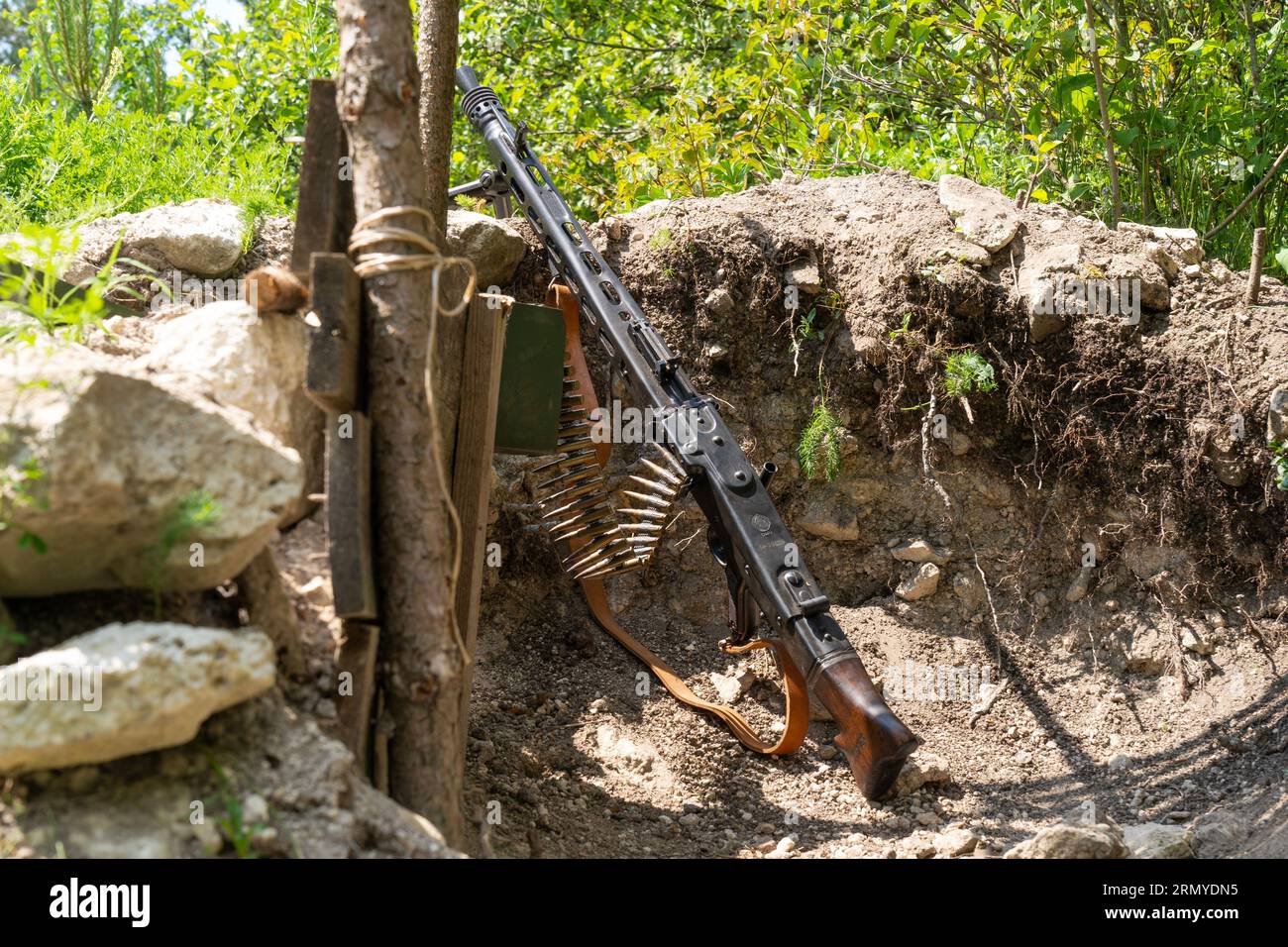 Mitrailleuse allemande MG-42 de la Seconde Guerre mondiale dans une tranchée Banque D'Images