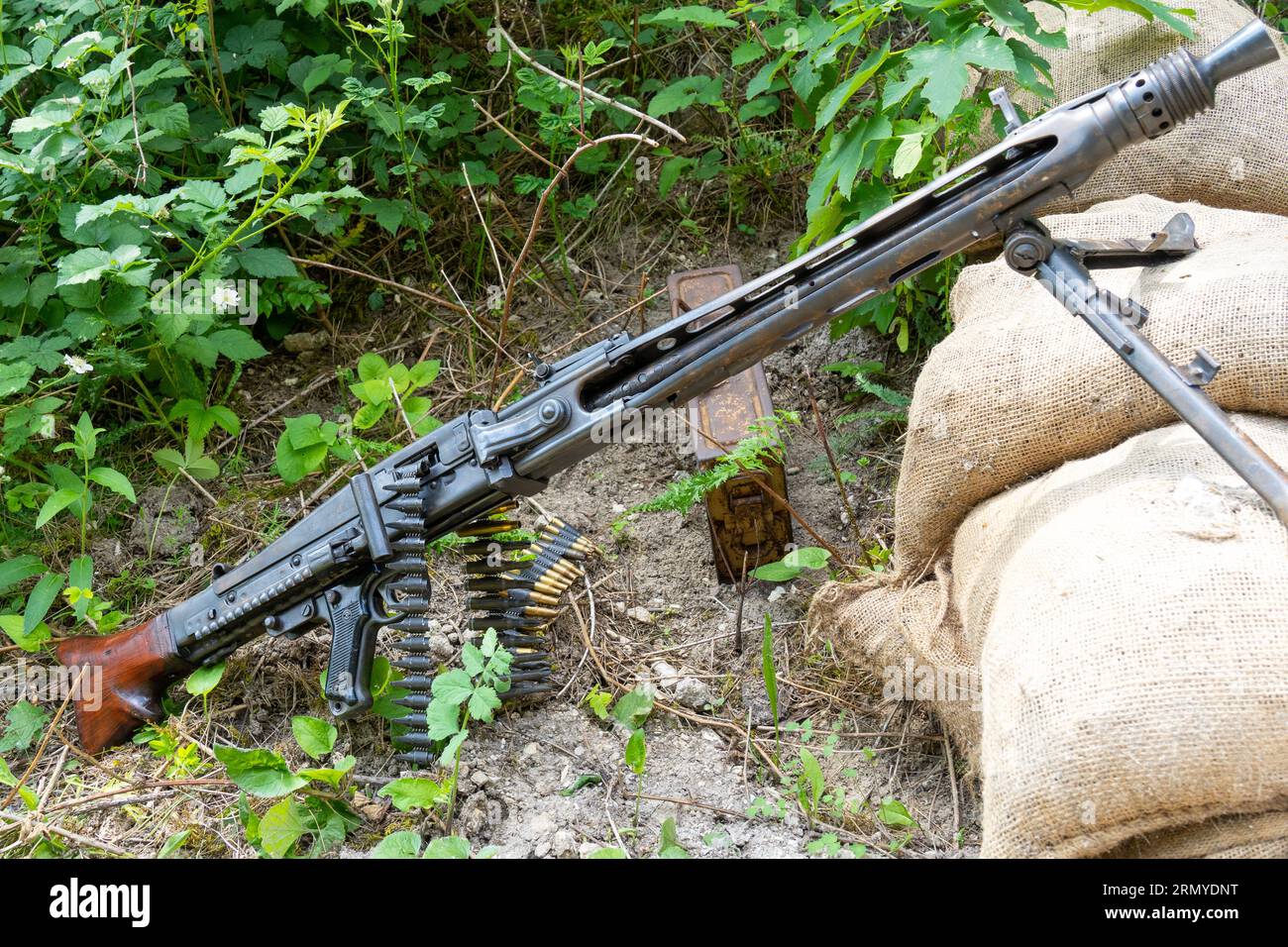 Mitrailleuse allemande MG-42 sur sac de sable de la Seconde Guerre mondiale Banque D'Images