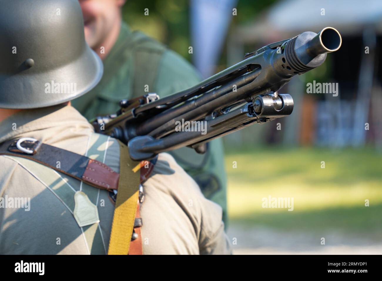 Mitrailleuse allemande MG-42 de la Seconde Guerre mondiale sur l'épaule d'un soldat Banque D'Images