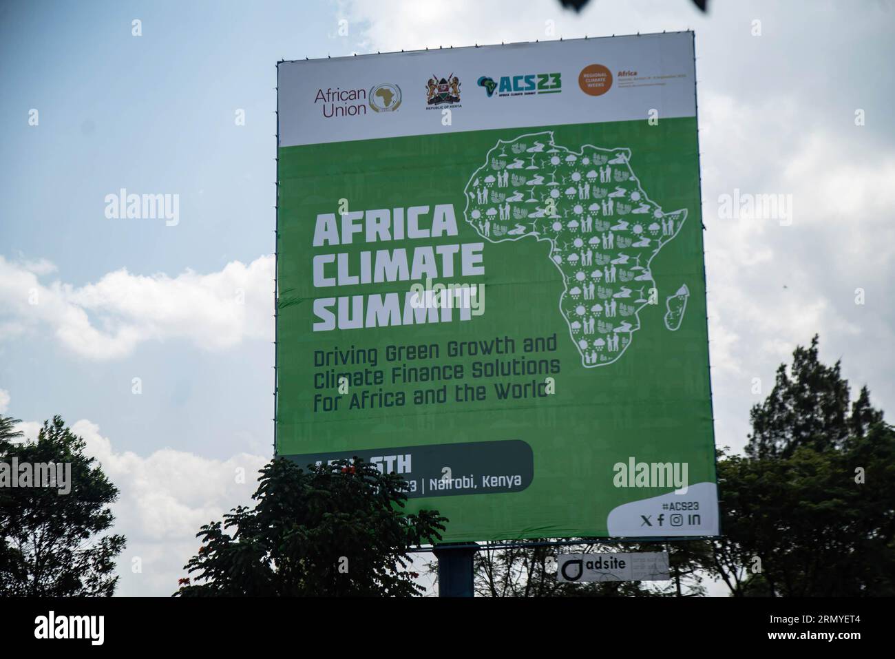 Vue d’une affiche détaillant le prochain Sommet africain sur le climat prévu du 4 au 6 septembre 2023 à Nairobi. Le Sommet africain inaugural sur le climat vise à faire face aux impacts croissants du changement climatique en Afrique. Il est co-organisé par la Commission de l'Union africaine et le gouvernement du Kenya. Banque D'Images