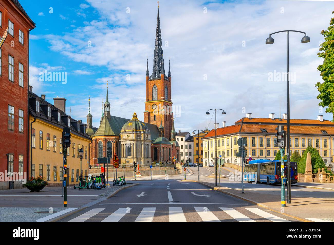 La façade et la flèche de l'église Riddarholmen, l'église de l'ancien monastère médiéval Greyfriars, par un matin d'été ensoleillé à Stockholm en Suède Banque D'Images