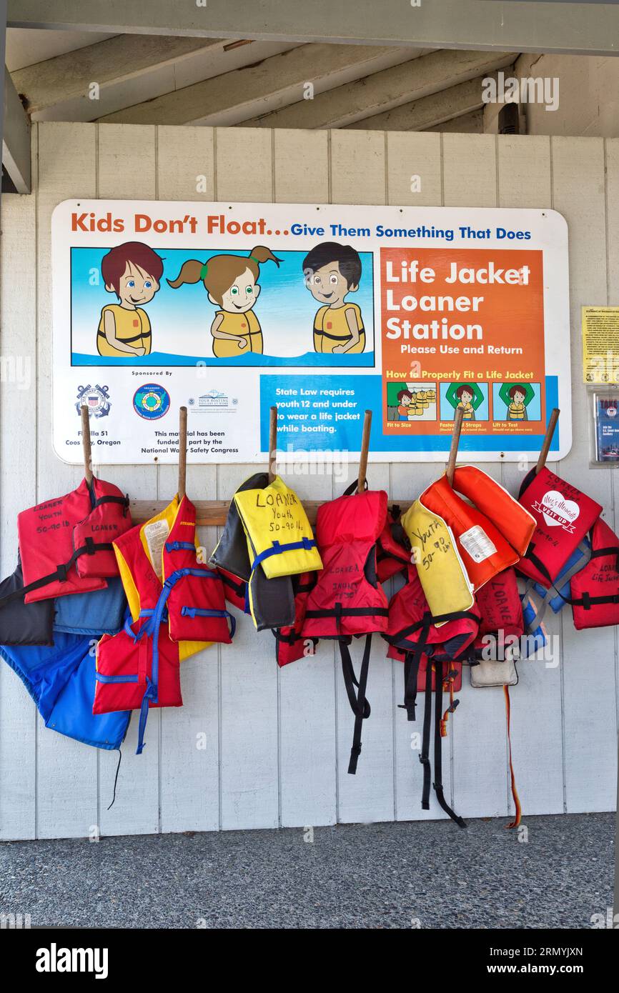 Life Preserver Loaner Station, Charleston Harbor, National Water Safety, la loi de l'État exige que les jeunes de 12 ans et moins portent un gilet de sauvetage lorsqu'ils naviguent. Banque D'Images