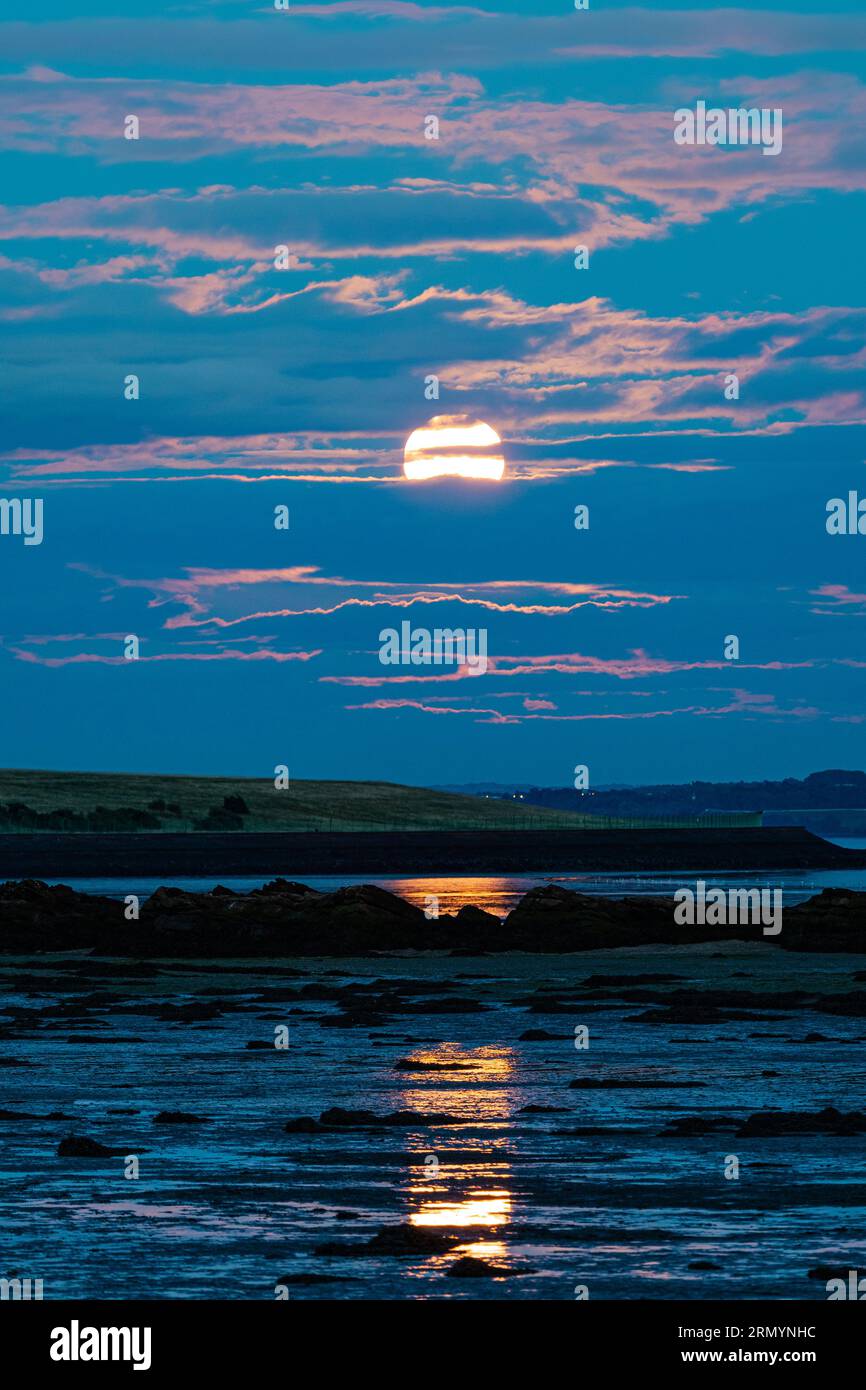 Super Blue Moon se levant au-dessus de Culross, Fife, Écosse Banque D'Images