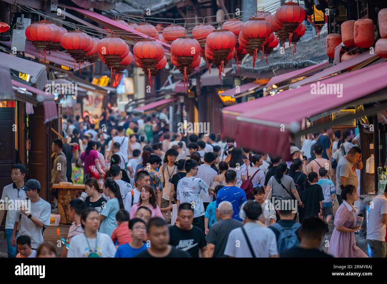 CHONGQING, CHINE - 11 AOÛT 2023 - les touristes visitent la vieille ville de Ciqikou à Chongqing, dans le sud-ouest de la Chine, le 11 août 2023. Banque D'Images