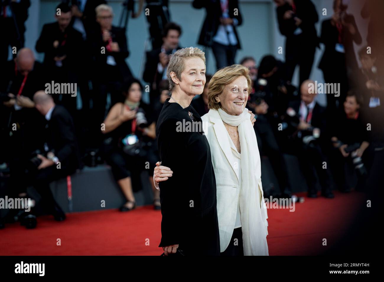 VENISE, ITALIE - AOÛT 30 : Charlotte Rampling et Liliana Cavani assistent au tapis rouge d'ouverture du 80e Festival International du film de Venise le Banque D'Images