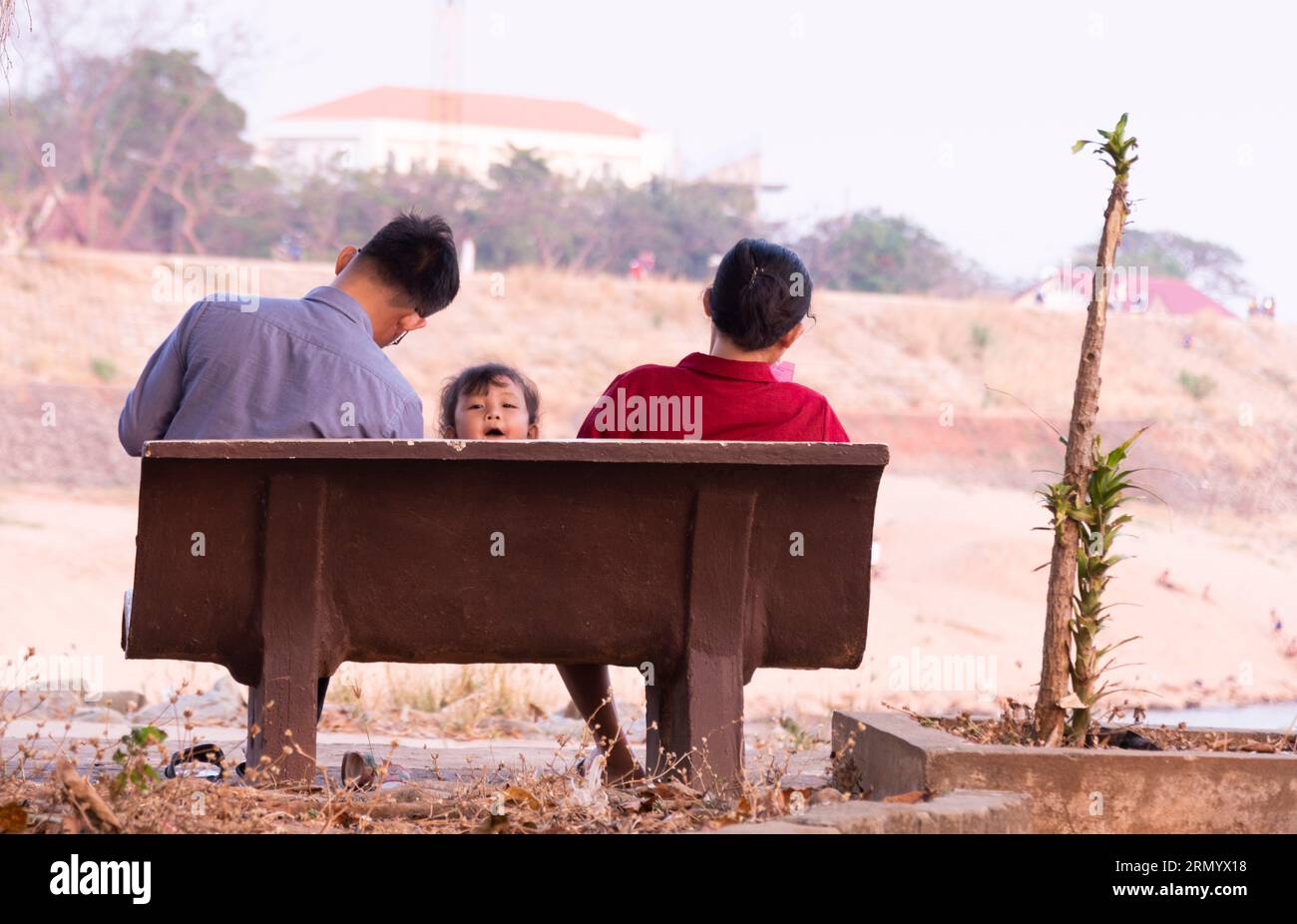 Pakse, Laos, Asie du Sud-est-février 12 2023 : humoristiquement, certains pourraient dire, à la recherche de quelque chose de différent à voir, dans ce cas un étranger avec caméra, le k Banque D'Images