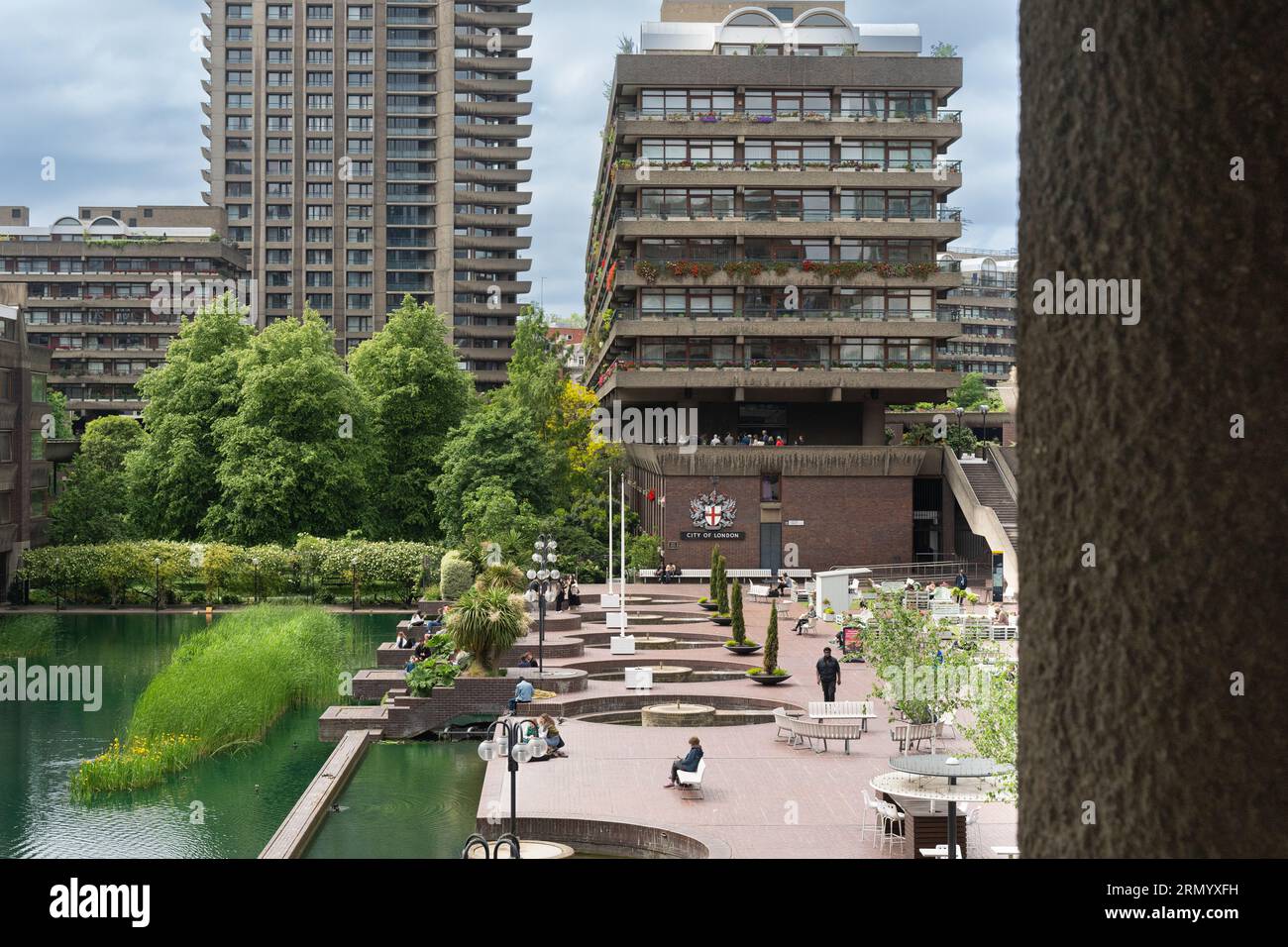 Le Barbican Centre est un centre des arts de la scène situé dans le Barbican Estate de la City de Londres, en Angleterre, et le plus grand de ce type en Europe Banque D'Images