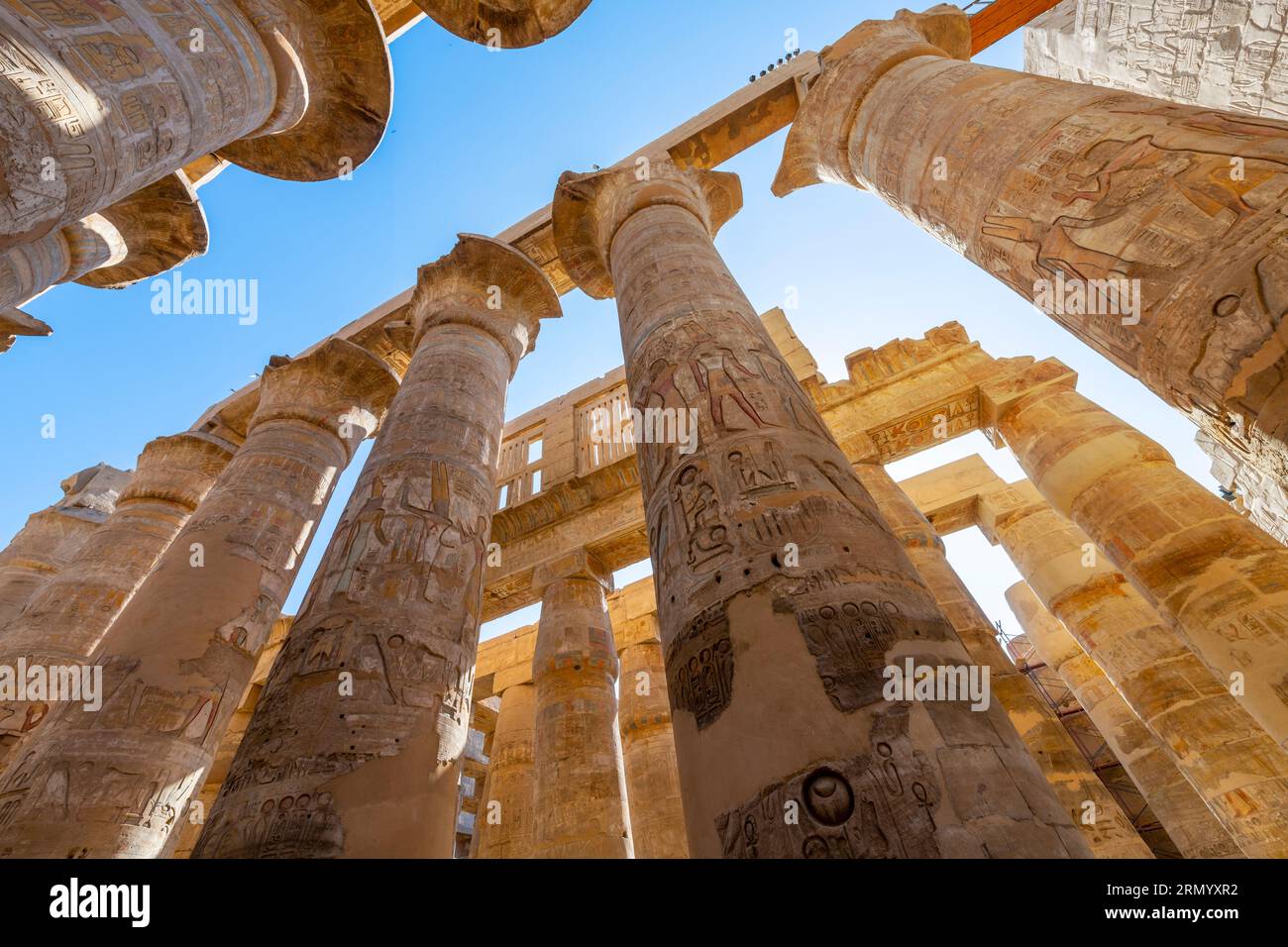 La Grande salle hypostyle de l'ancien temple de Karnak avec des colonnes géantes en grès peint sous la forme de tiges de papyrus à Louxor, en Égypte. Banque D'Images