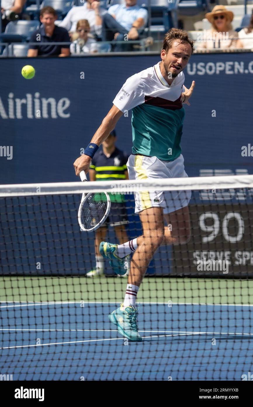Daniil Medvedev (RUS) en compétition dans le Round 1 du US Open de tennis 2023 Banque D'Images