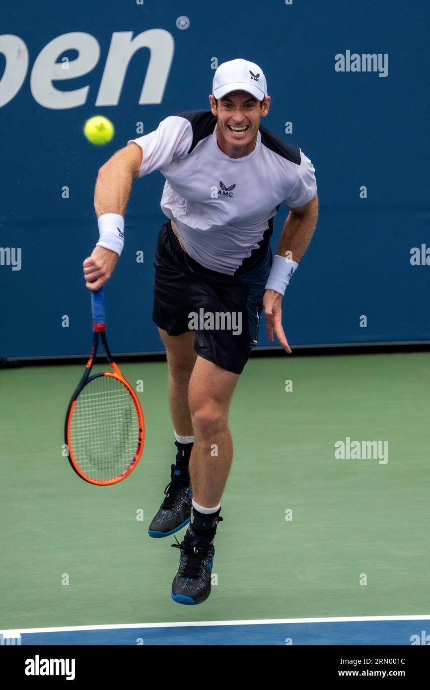 Andy Murray (GBR) en compétition dans la ronde 1 des singles masculins à l'US Open de tennis 2023 Banque D'Images